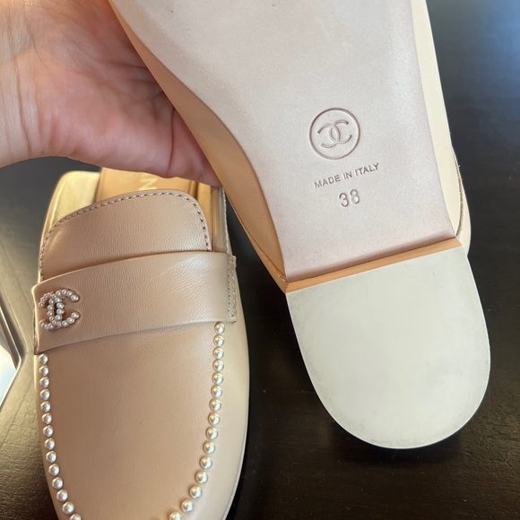 Brand New! Chanel 20P Beige Lambskin Pearl CC logo Backless slide Mule Loafer - Picture 8 of 8